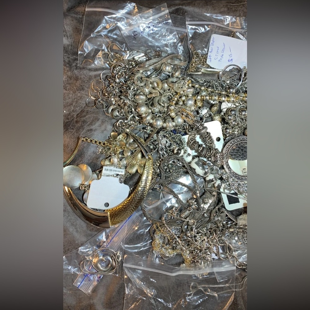 4 LBs vintage Costume gold silver Jewelry Lot~ Signed & Unsigned All Wearable - Picture 5 of 10